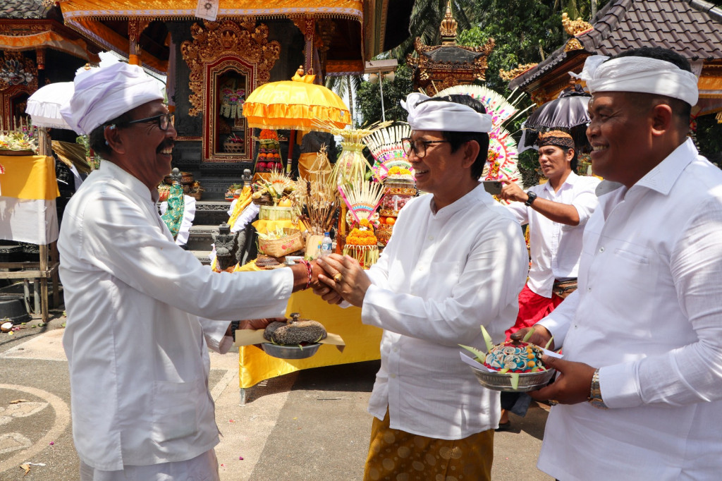 Sekda Adi Arnawa Hadiri Melaspas di Pura Penataran Luhur Gunung Agung Desa Sembung
